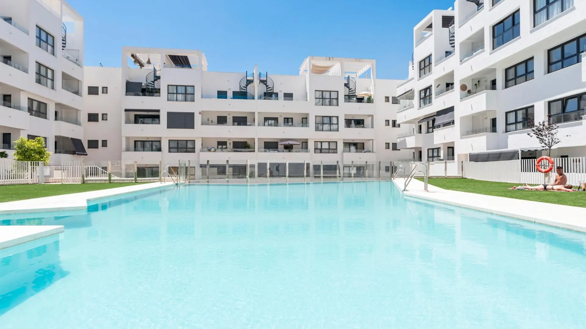 Elegant Apartment Near The Beach & Old Town Estepona