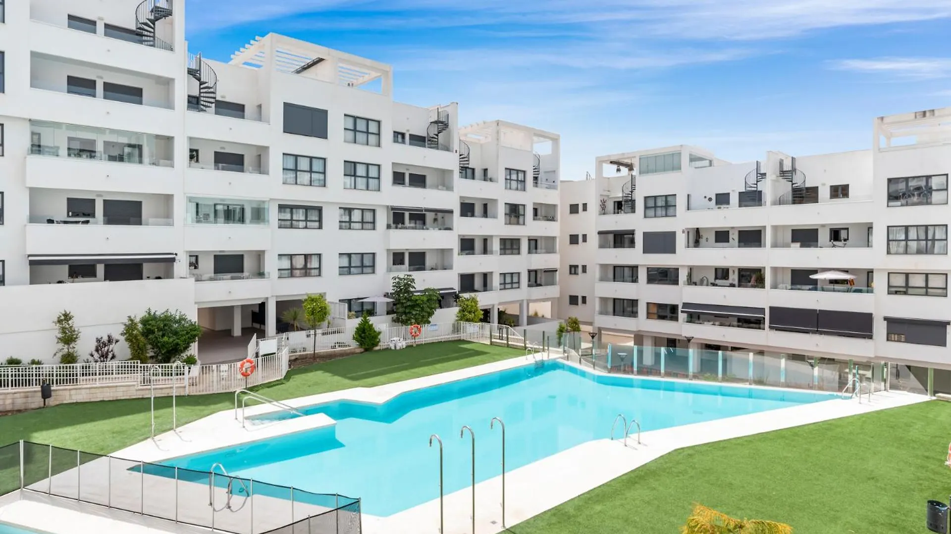 Elegant Apartment Near The Beach & Old Town Estepona