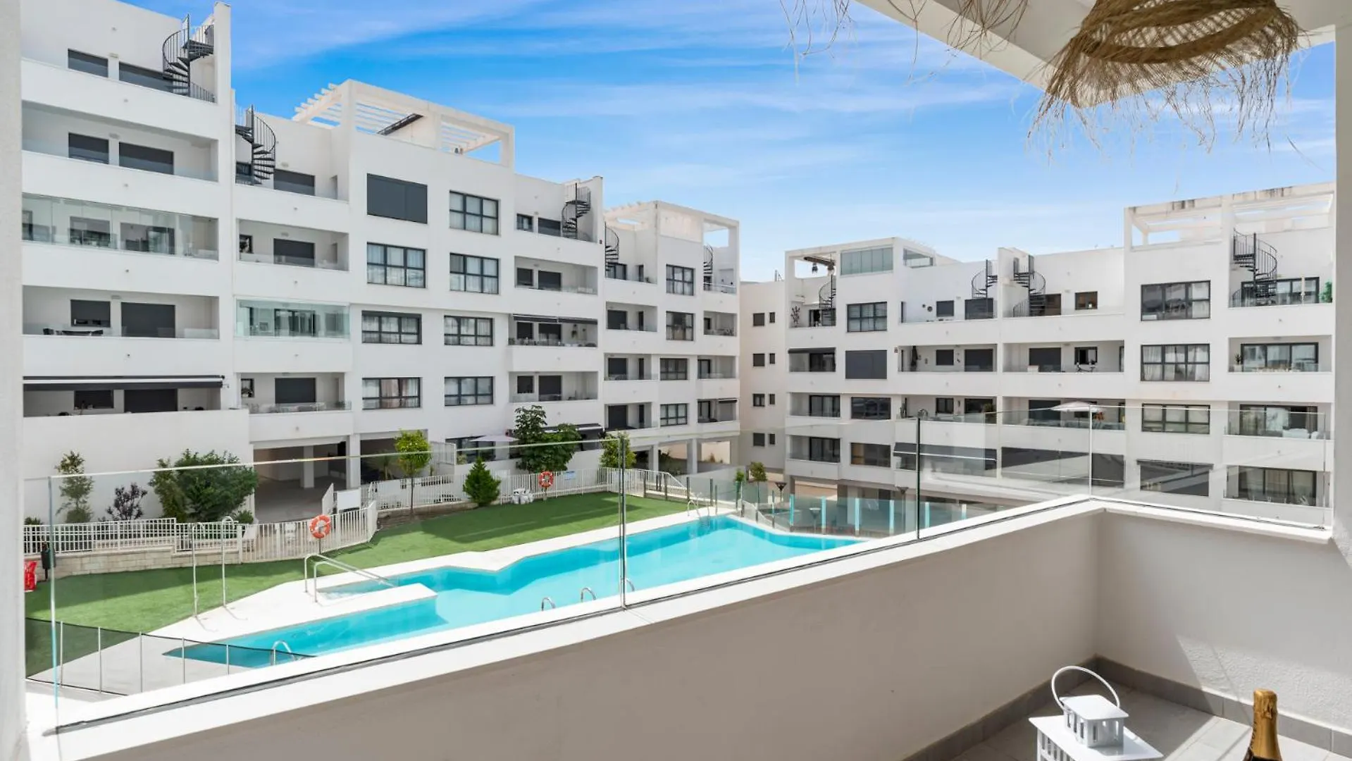 Elegant Apartment Near The Beach & Old Town Estepona