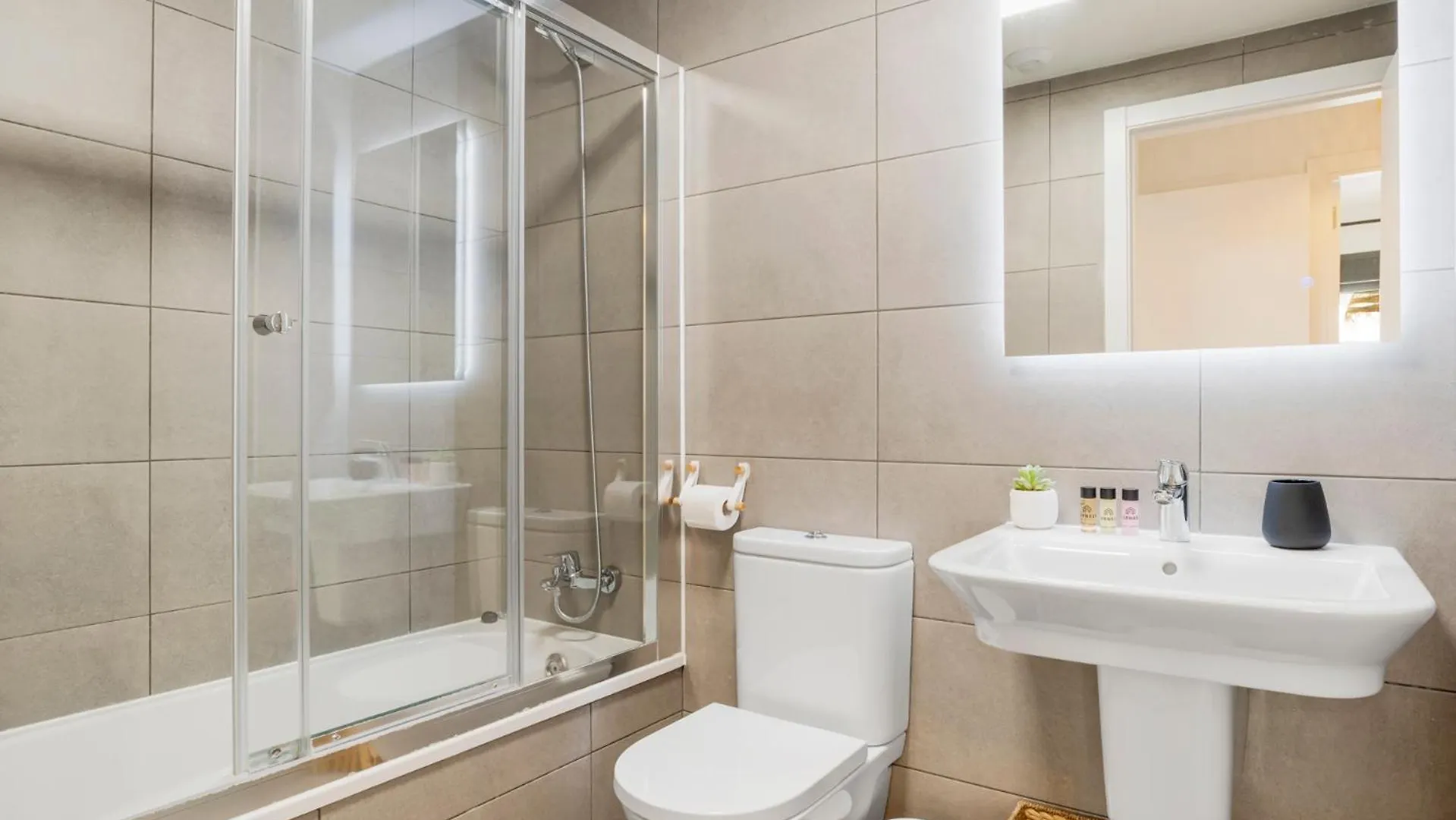 Elegant Apartment Near The Beach & Old Town Estepona